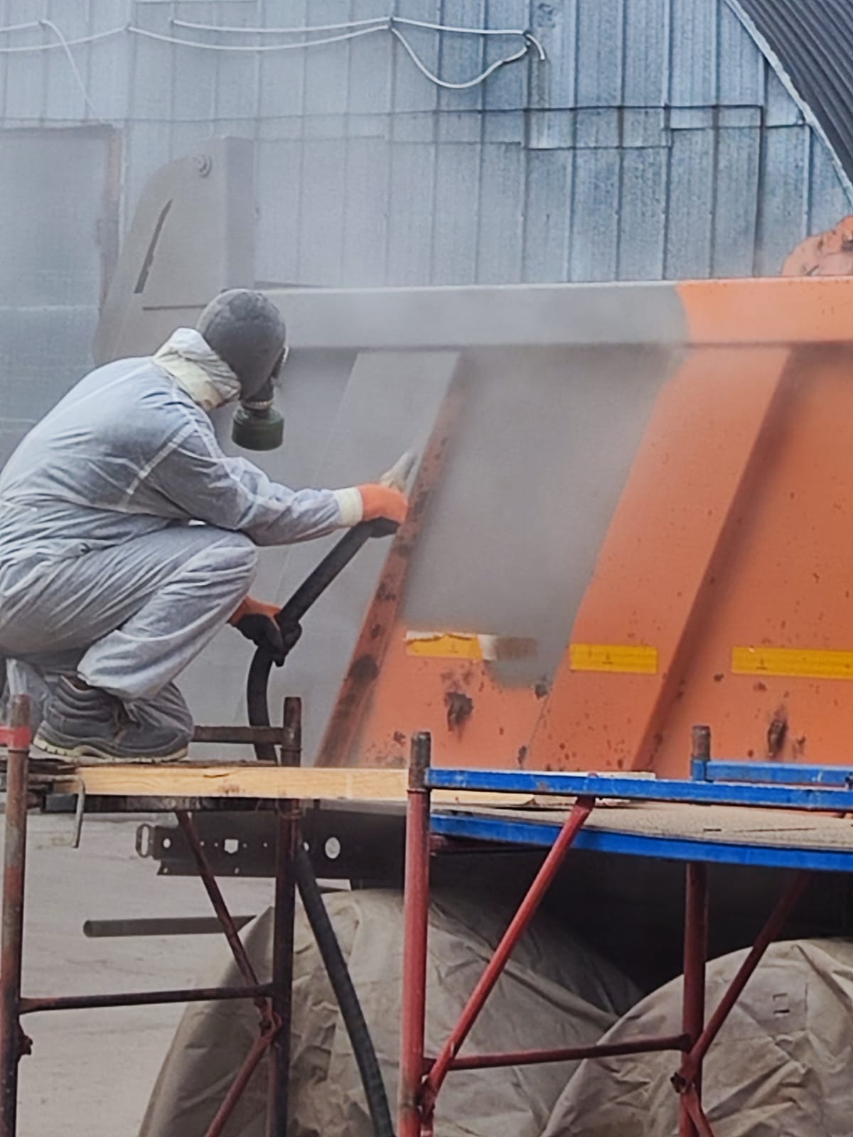 Пескоструйная обработка кузова самосвала